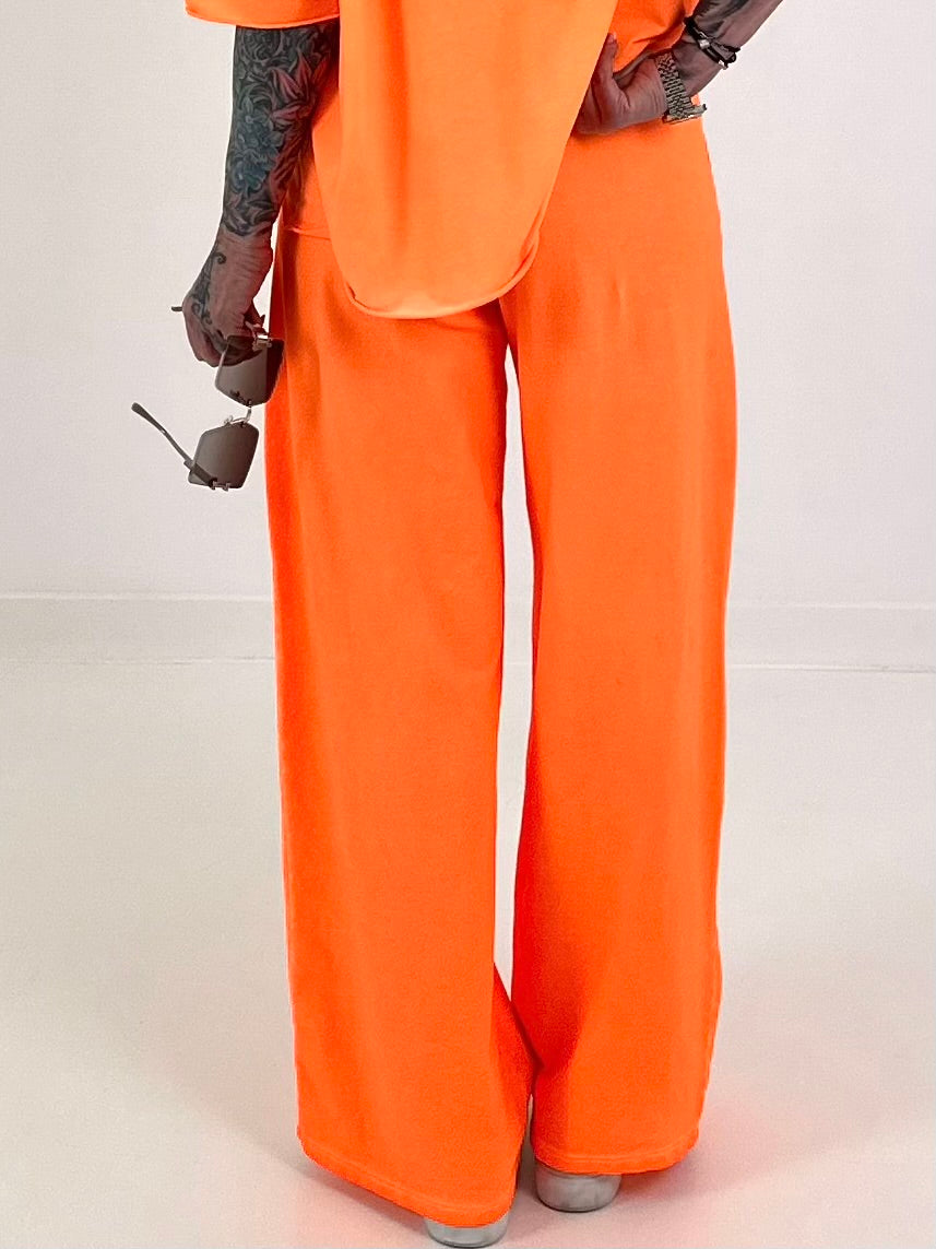Sweatpants with large side pockets - neon orange