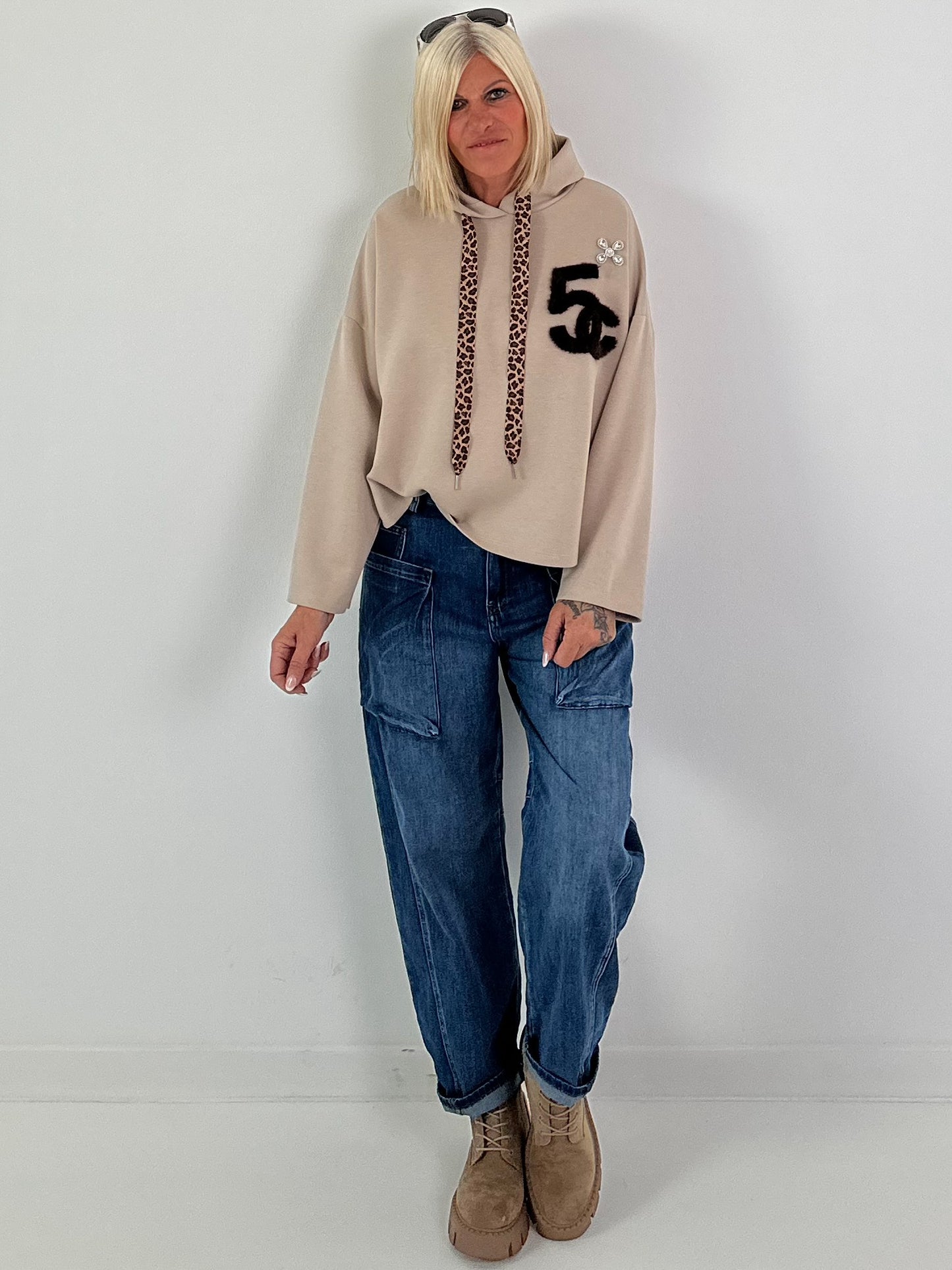 Hoodie mit Leo Bändchen und Teddyplüsch Print - beige