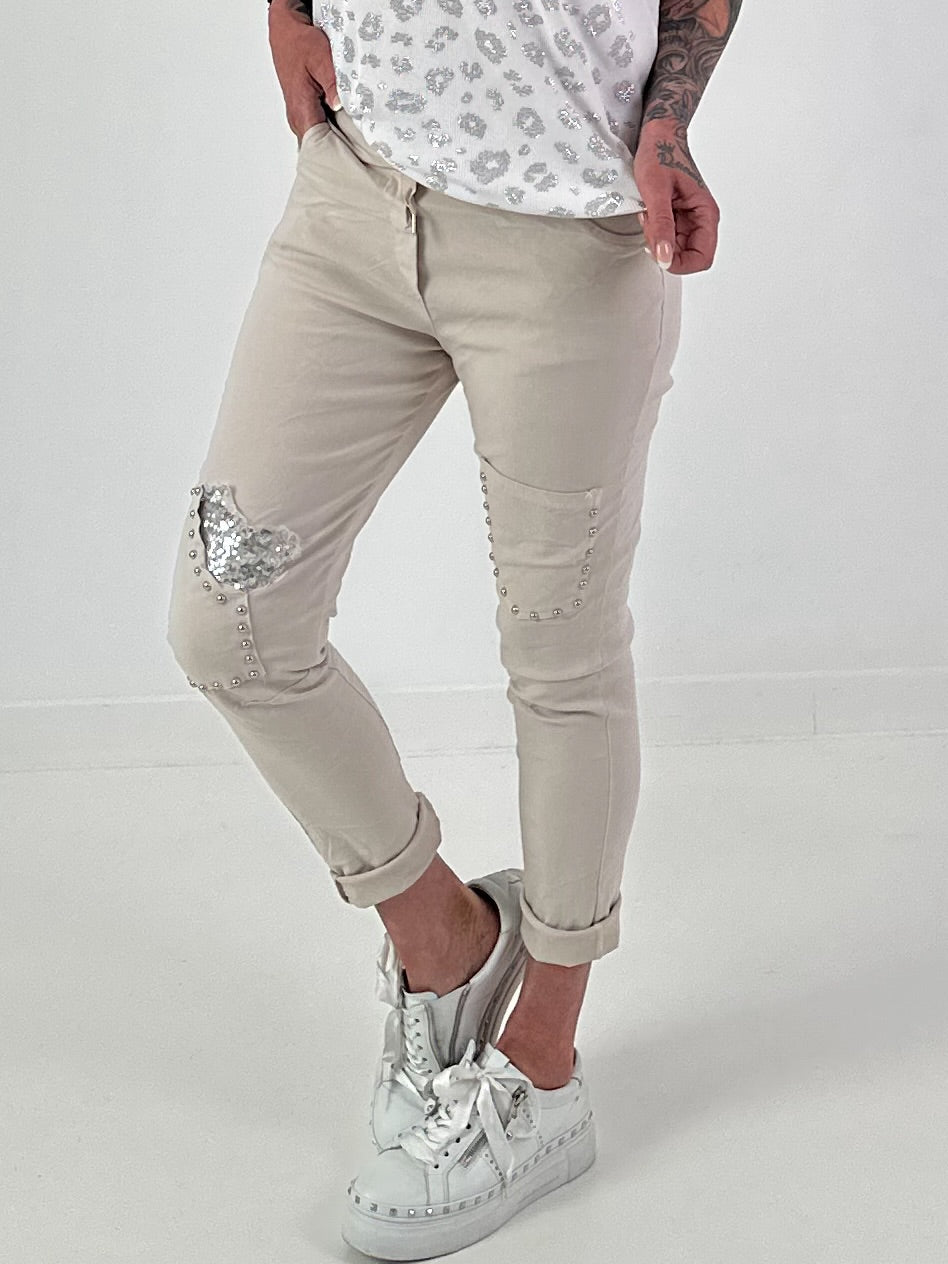 Hose mit Nieten und Paillettendetails - beige