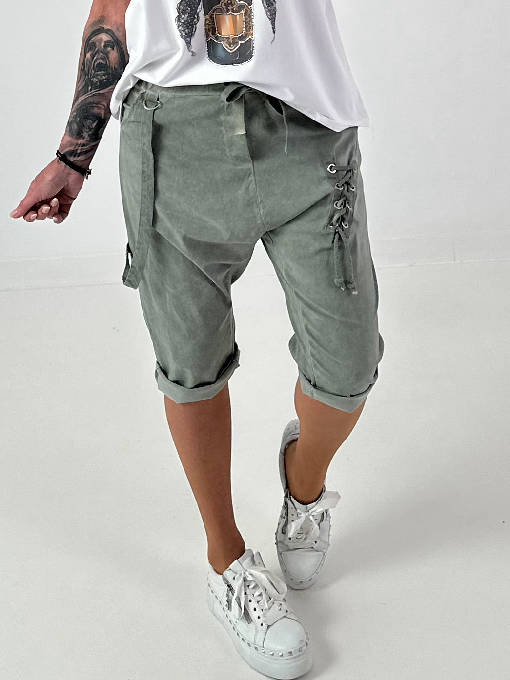 Baggy Short mit Schnürdetail - khaki