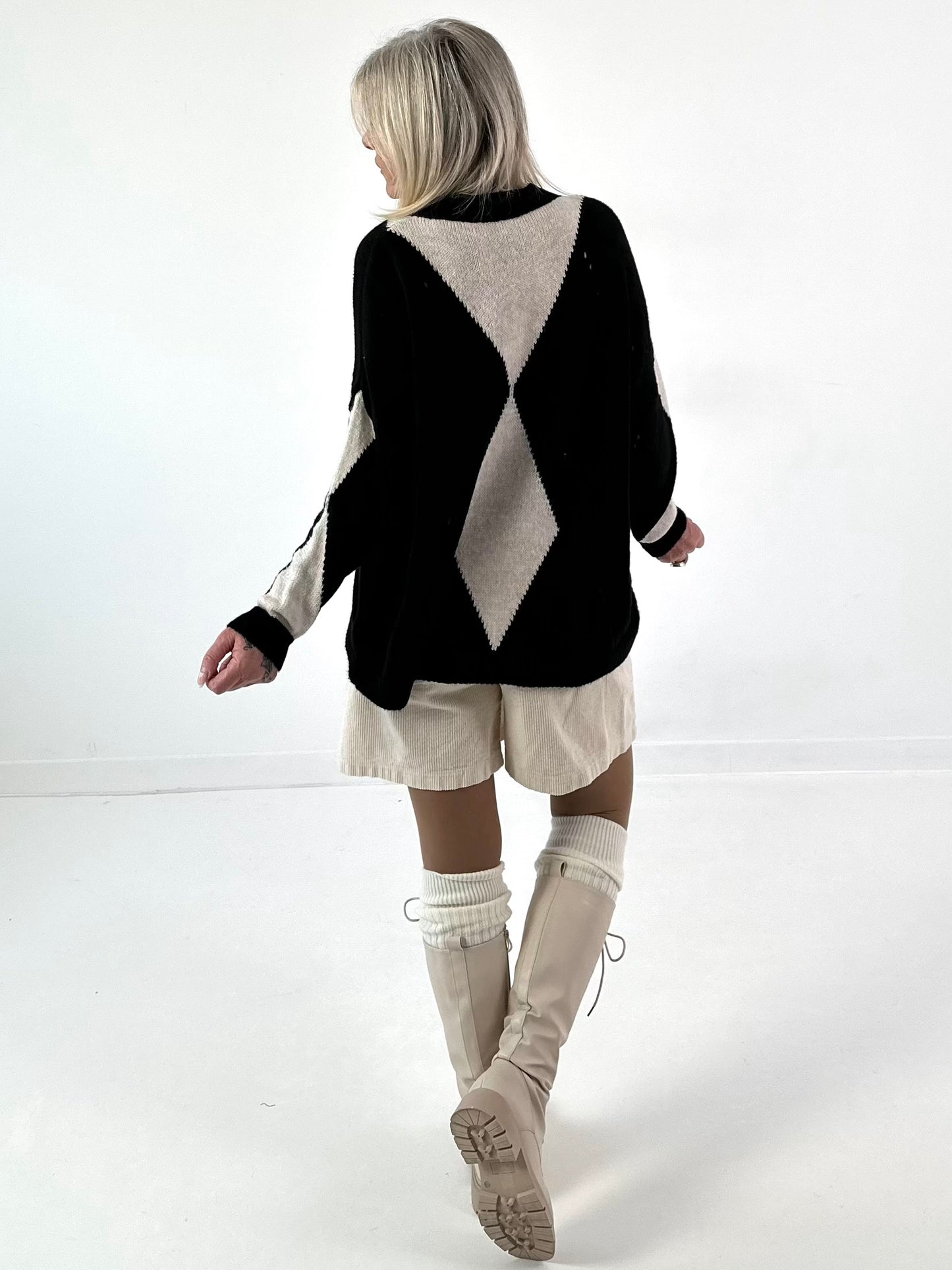Sweater model "Geometric Glow" - black-beige