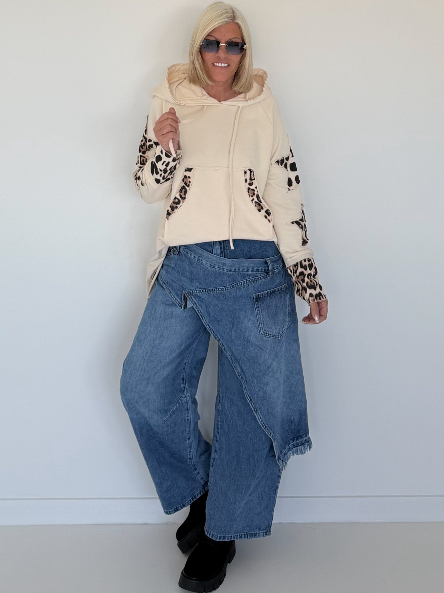 Hoodie mit Kängurutasche und trendigen Leo Sternelementen - beige