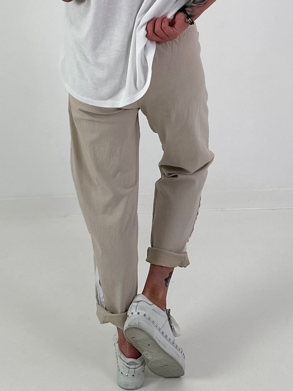 Trousers with zipper details - beige