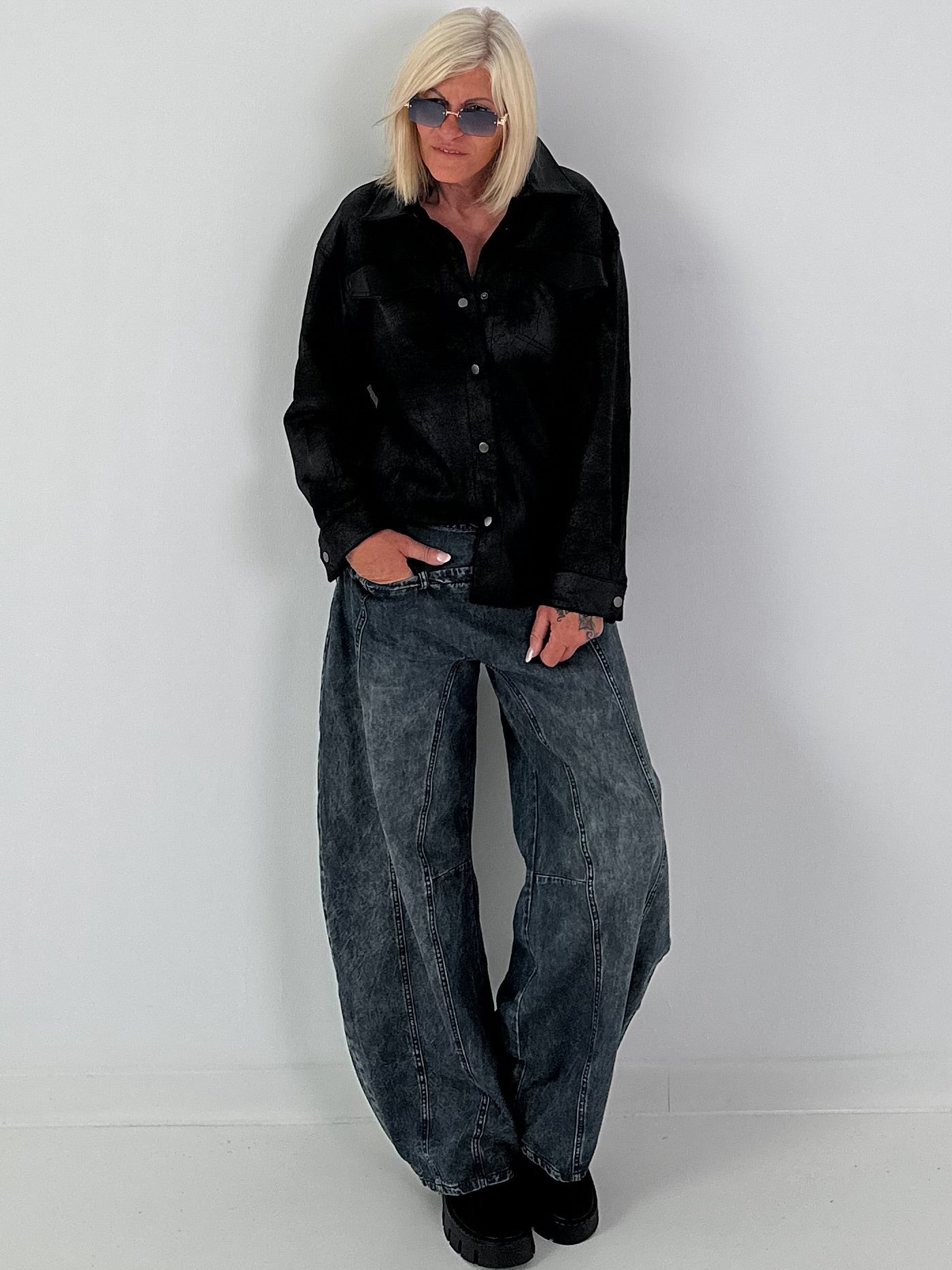 Lässige Wide Leg Jeans mit besonderen Nähten - used black