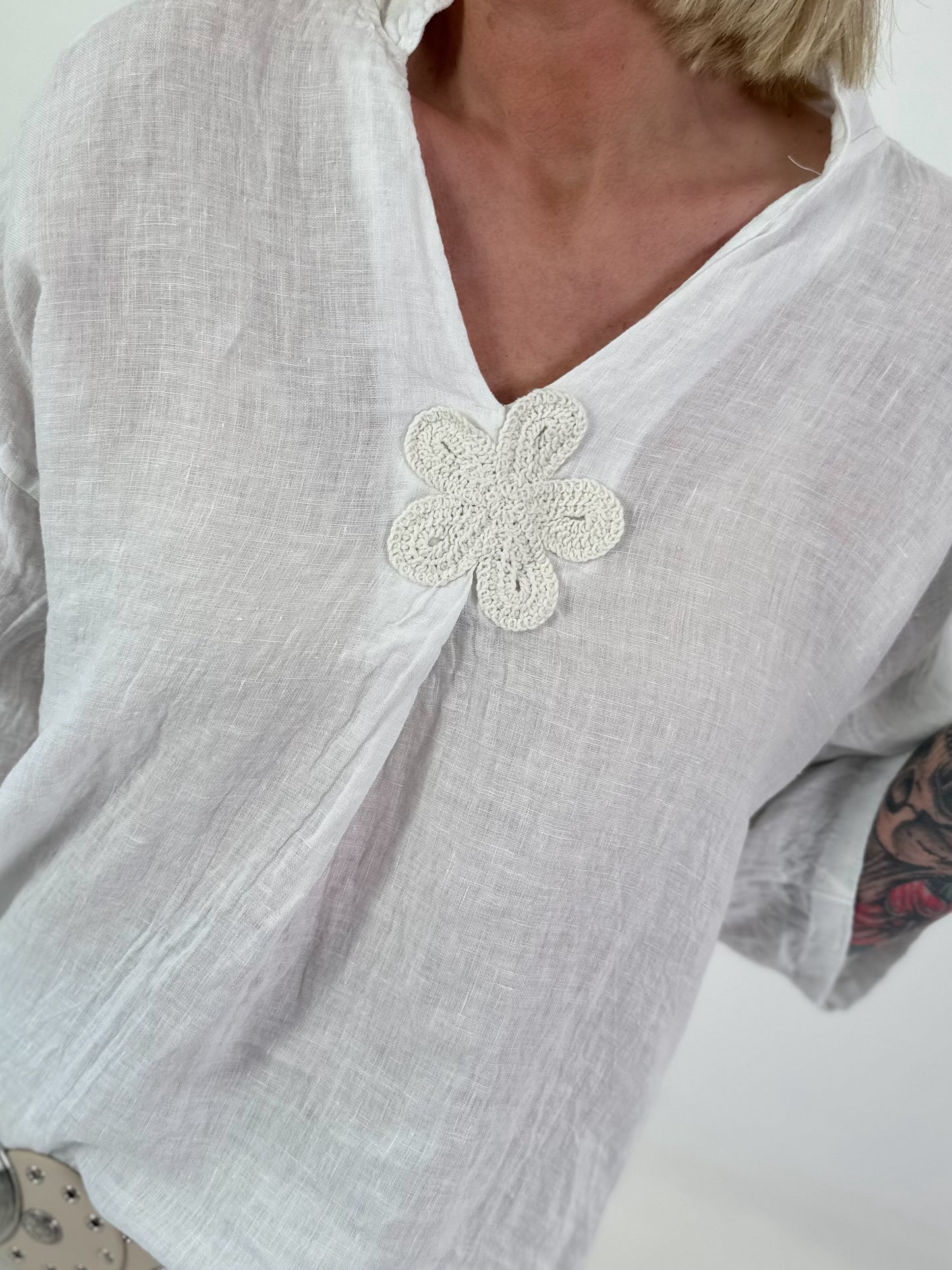 Leinen Shirt mit aufgesetzter Häkelblume - weiss