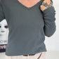Rippshirt mit fransigem V-Ausschnitt - anthrazit