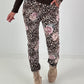 Hose in Wildleder-Optik mit Leo Print und floralem Muster - beige - mehrfarbig