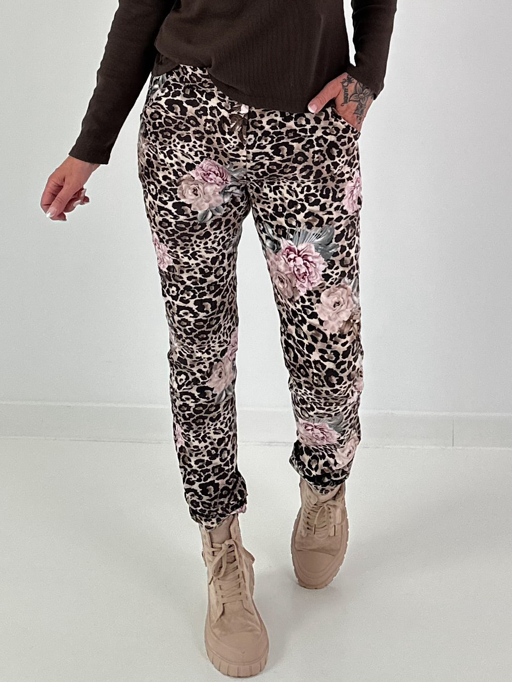 Hose in Wildleder-Optik mit Leo Print und floralem Muster - beige - mehrfarbig