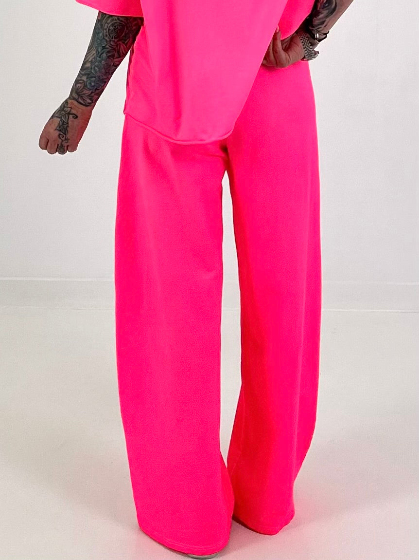 Sweatpants with large side pockets - neon pink