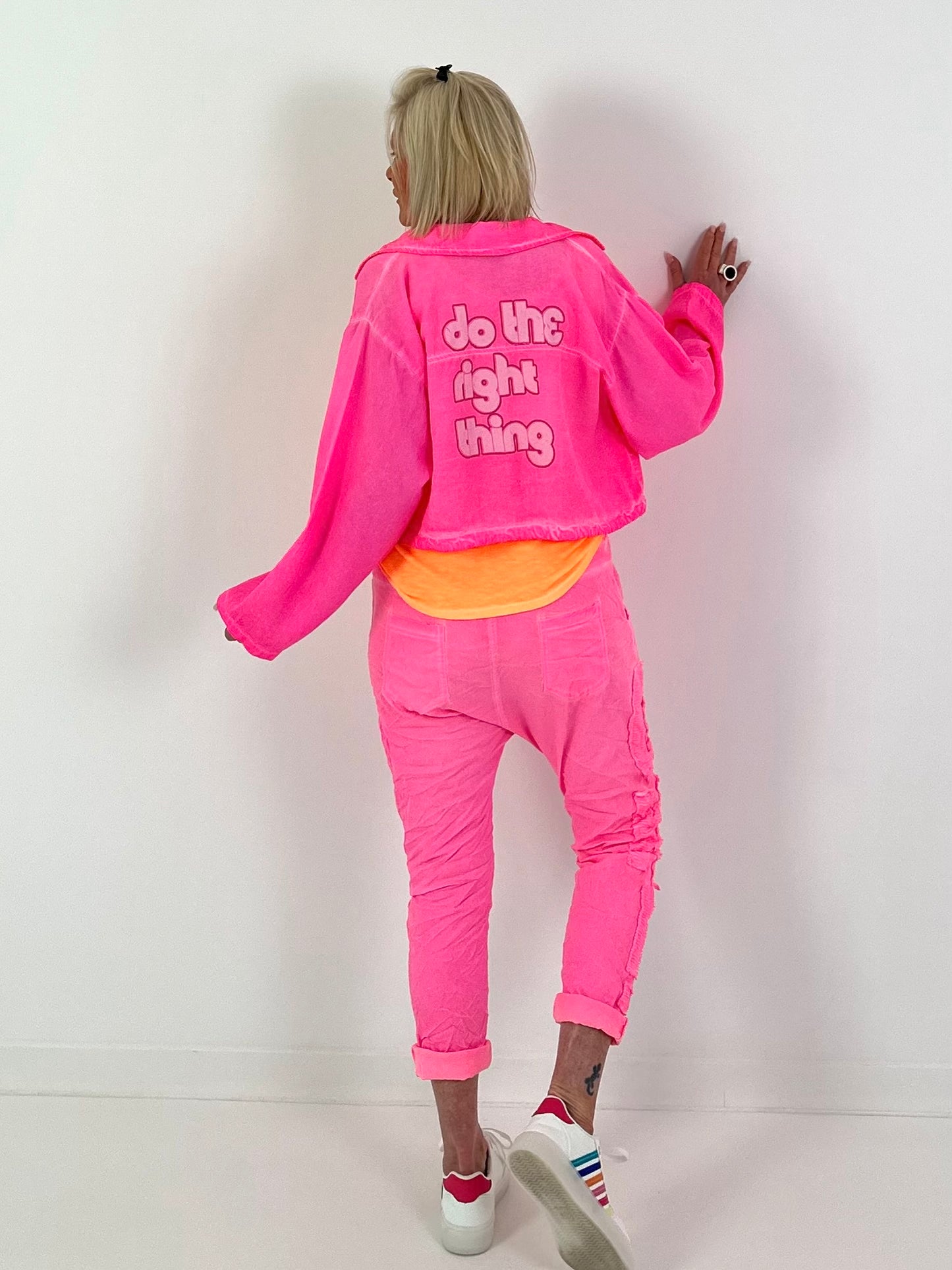 Kurzes Jäckchen mit Rückenprint - neonpink