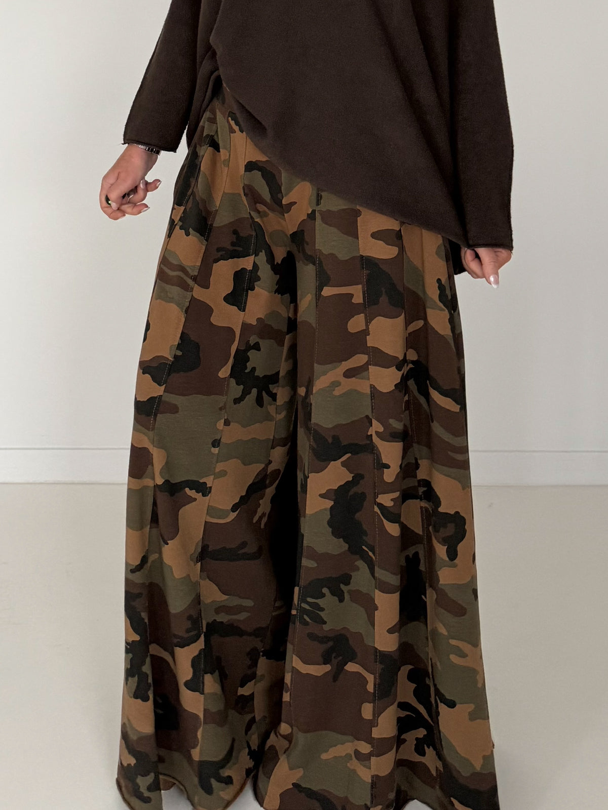 Palazzo sweatpants in camouflage look - mocha-multicolored