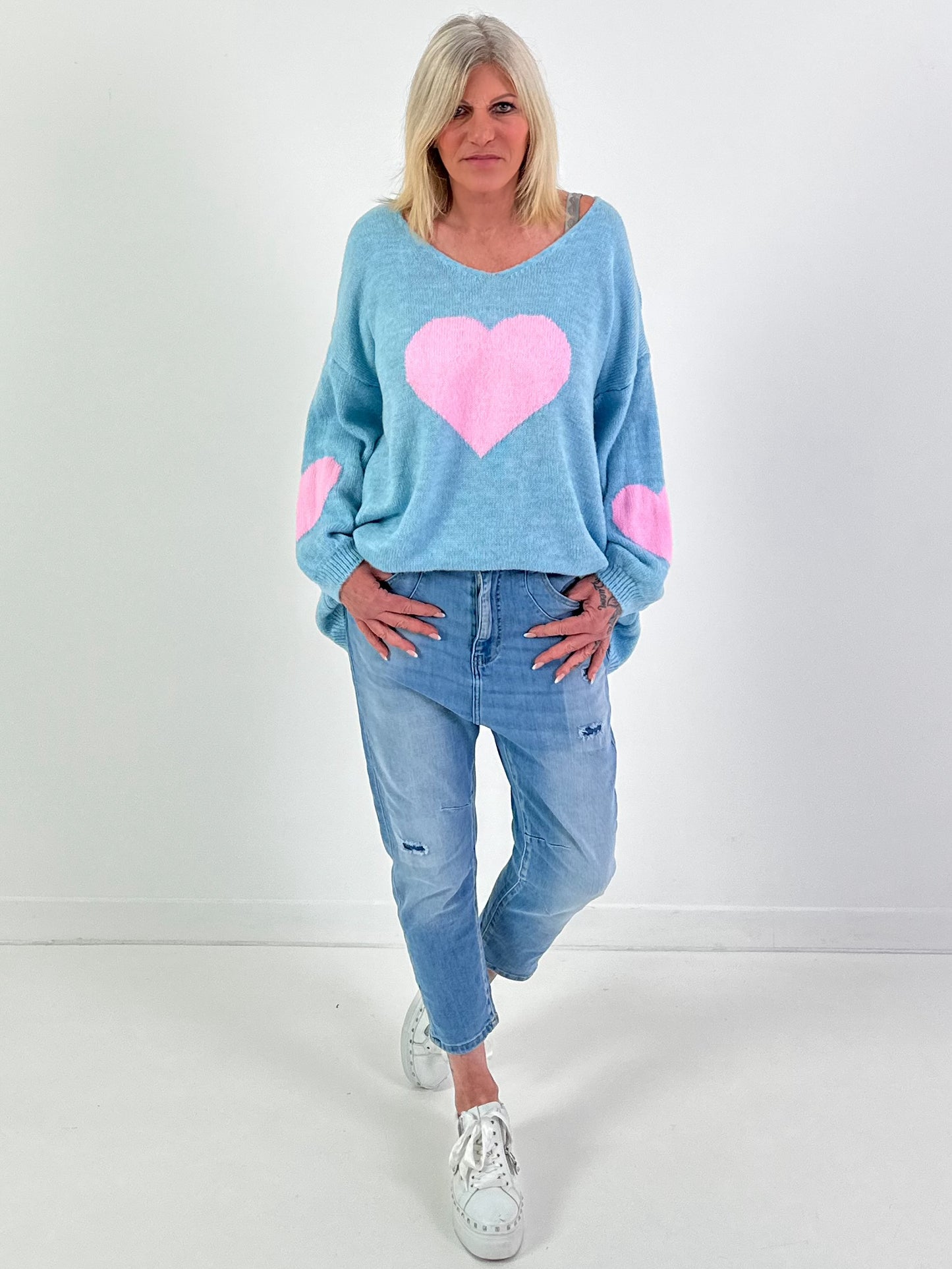 Oversized Pullover Modell "Heart Flair" - hellblau