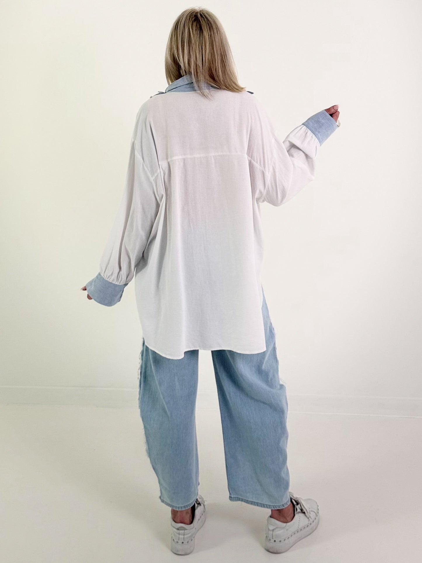 2. Wahl Oversized Leinen Bluse mit Denim-Details - weiss