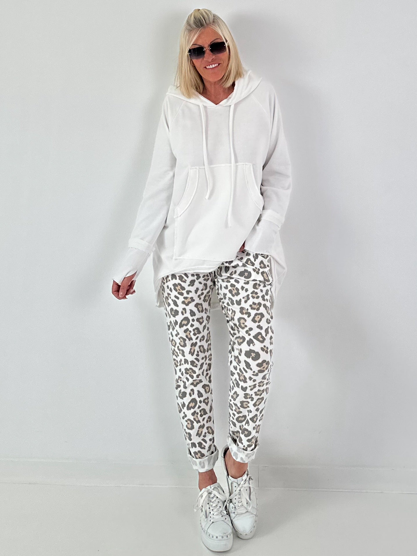 Casual long hoodie with thumbhole - white