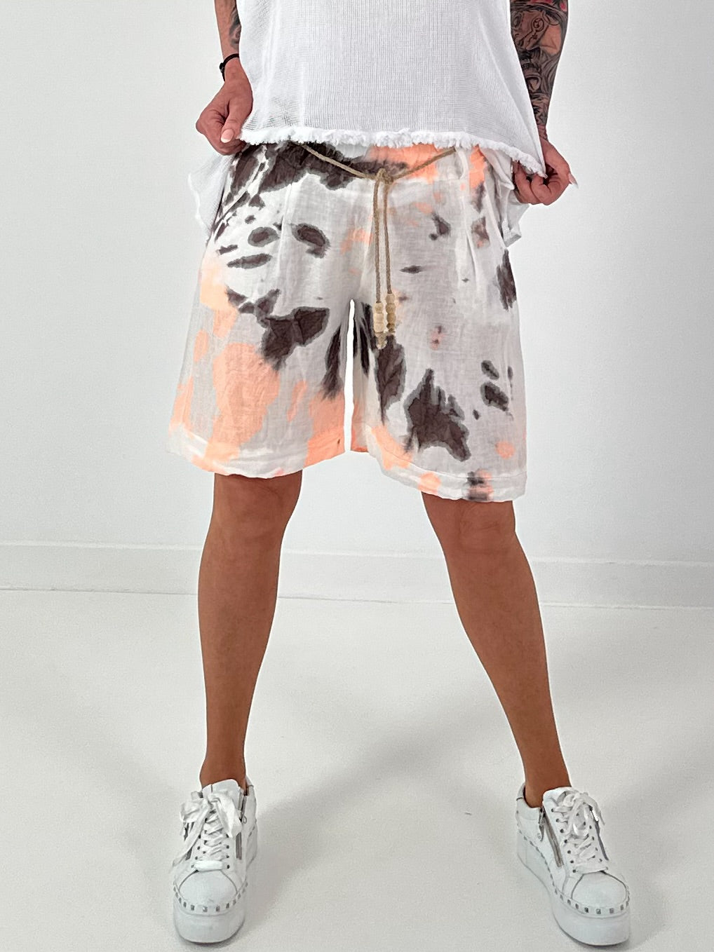 Leinen Short mit Batik Muster - weiss-neonorange-dunkelbraun