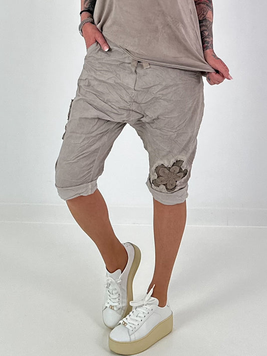 Kurze Baggy mit Häkelblumen und Pailletten - taupe