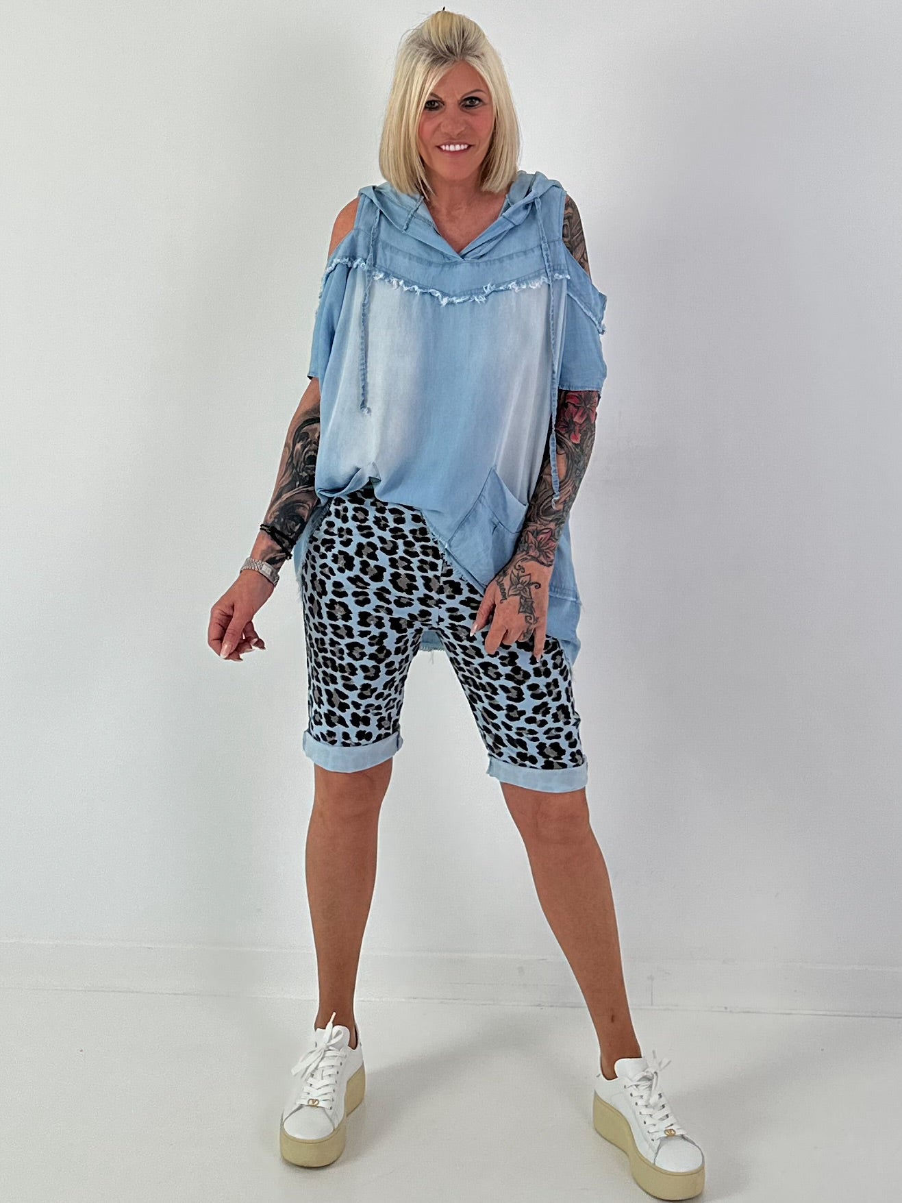 Kurze Hose im Leo Look- hellblau