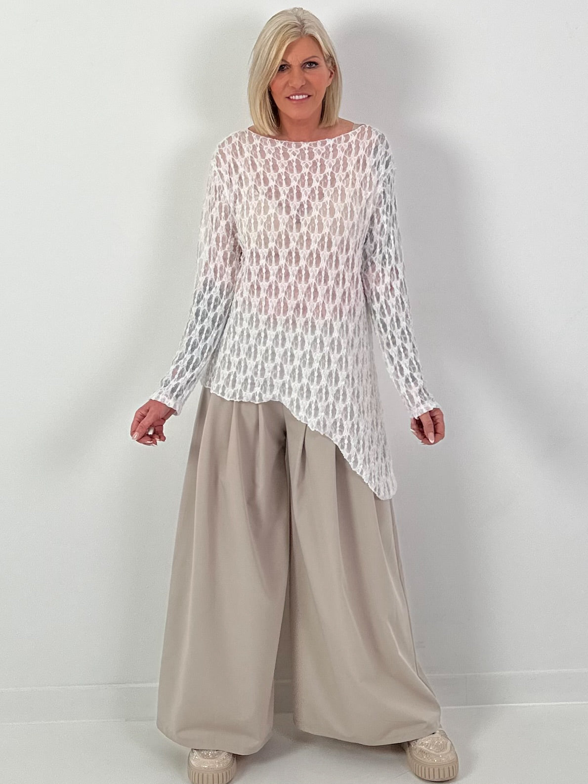 Asymmetrisches Spitzenshirt mit Muster - weiss