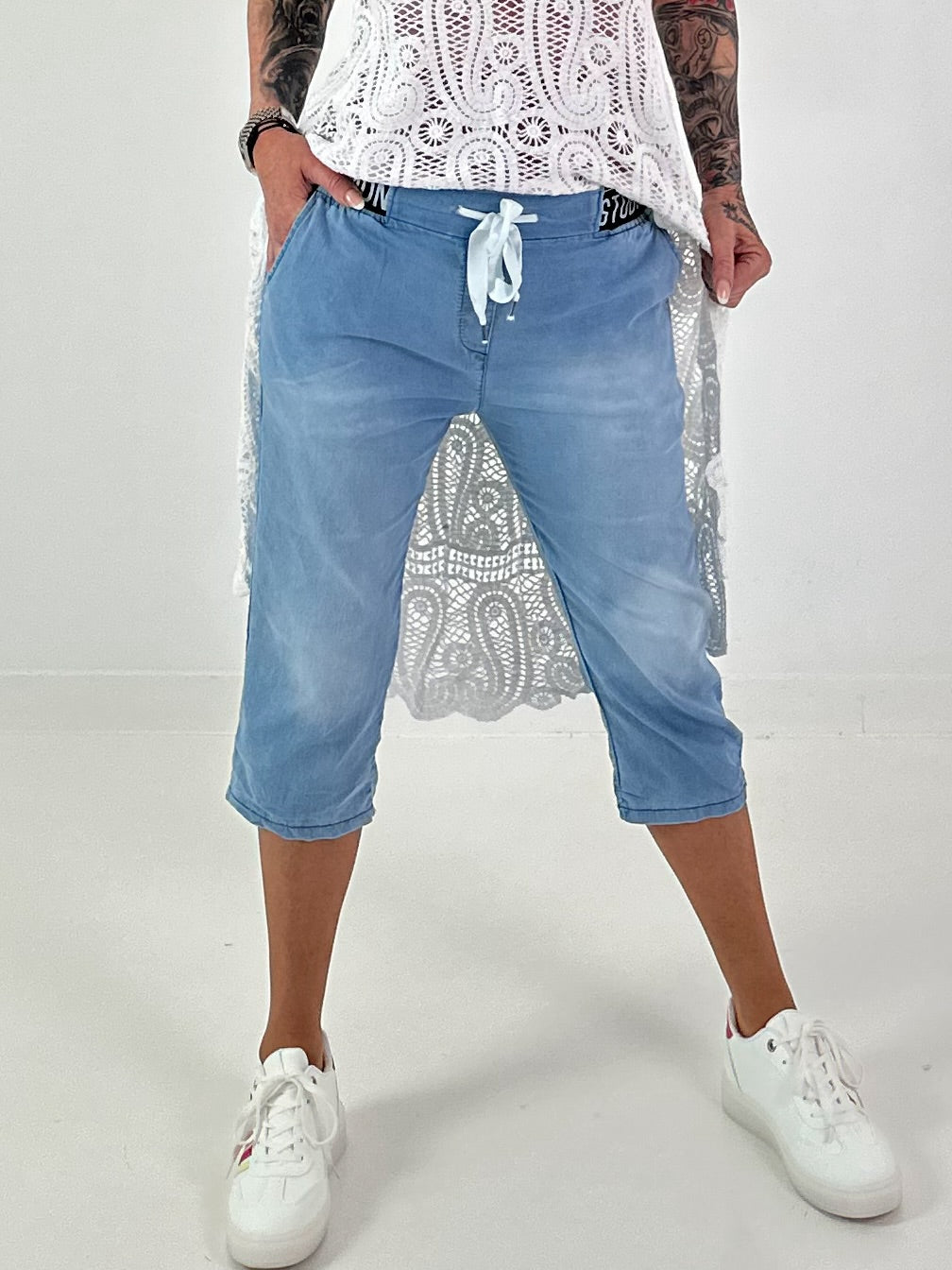 Short jeans with statement waistband - light blue
