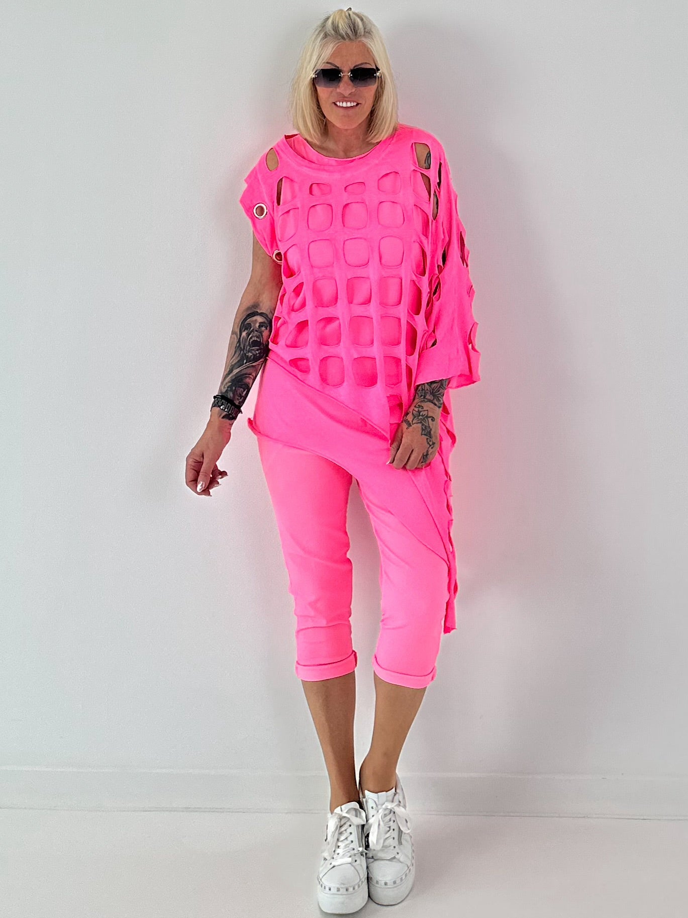 Shirt mit All-Over Cut-Outs und Ösen - neonpink