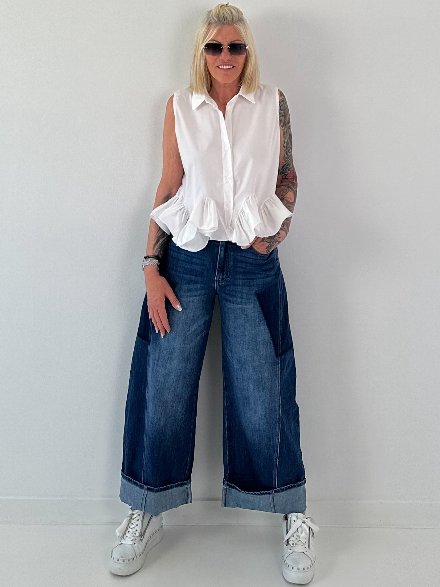 Ärmellose Bluse mit Volants  - weiss