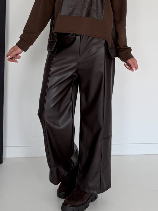 Vegane Lederhose mit weitem Bein - mokka