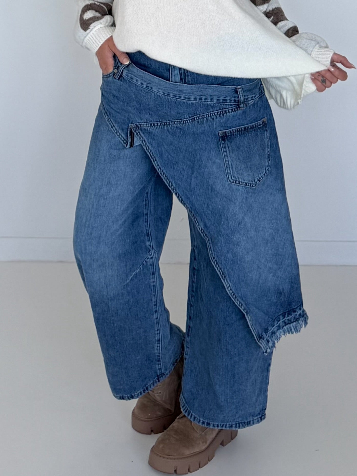 Jeans mit weitem Bein und Überwurf - denim