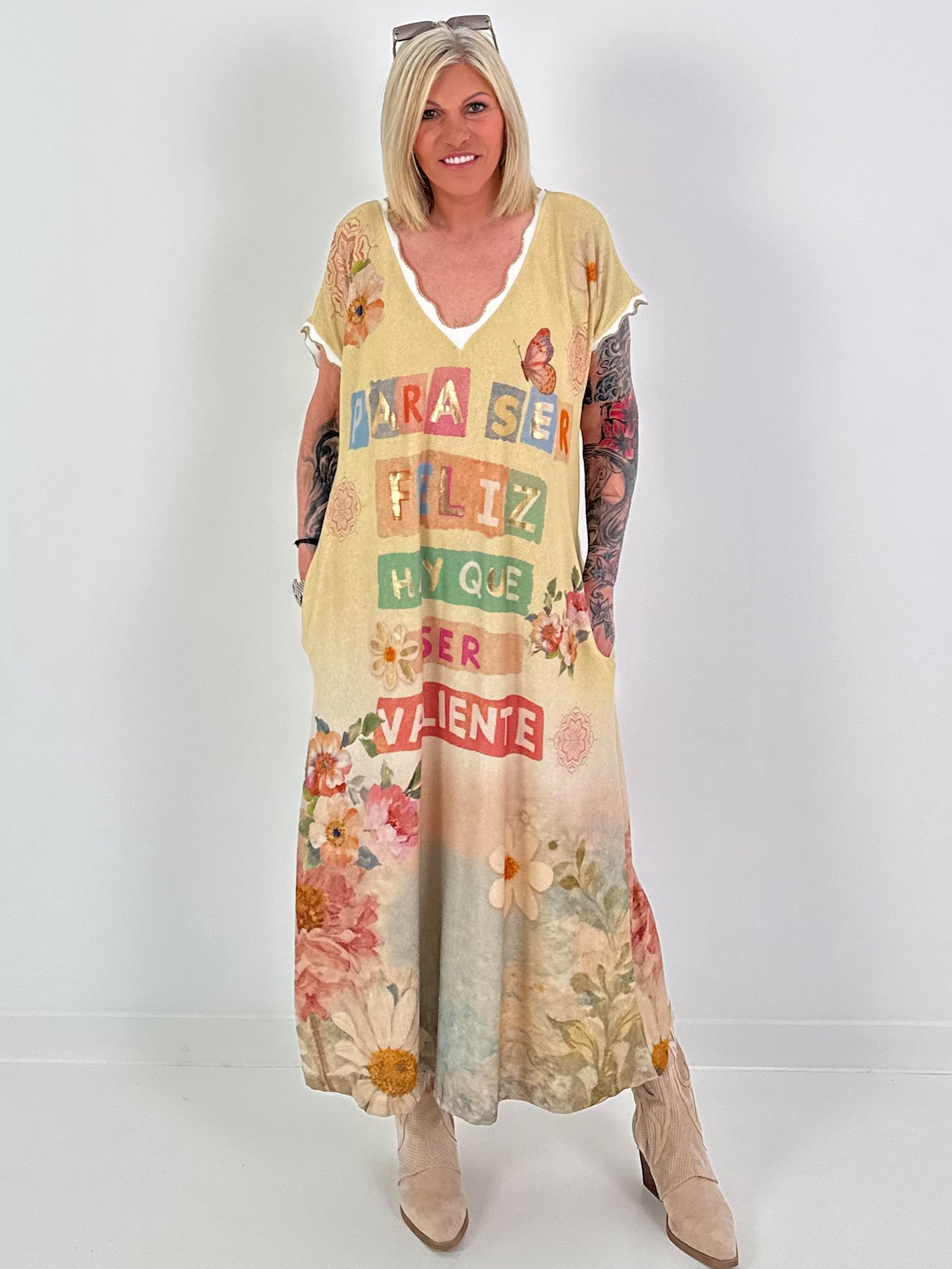 Strickkleid mit Lurex und Buchstabenprint - mehrfarbig