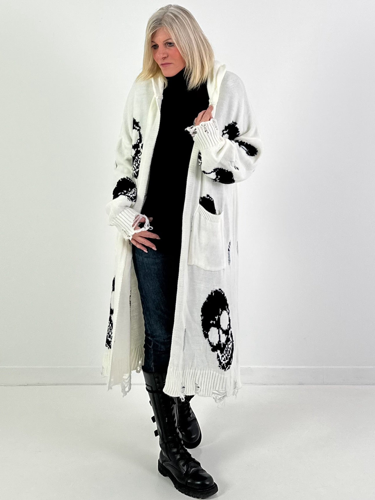 Oversized Strickmantel mit Kapuze Modell "Skull" - weiss-schwarz ( lieferbar ab ca. 13.12.25)