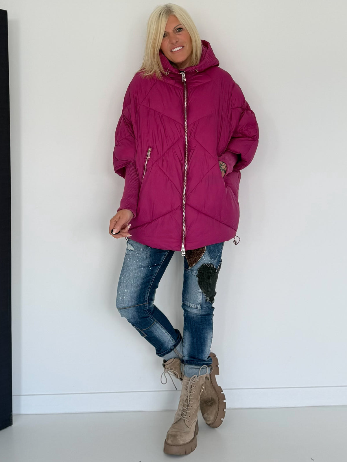 Oversized gewatteerd jack met mouwen met boorden en capuchon - bordeauxrood