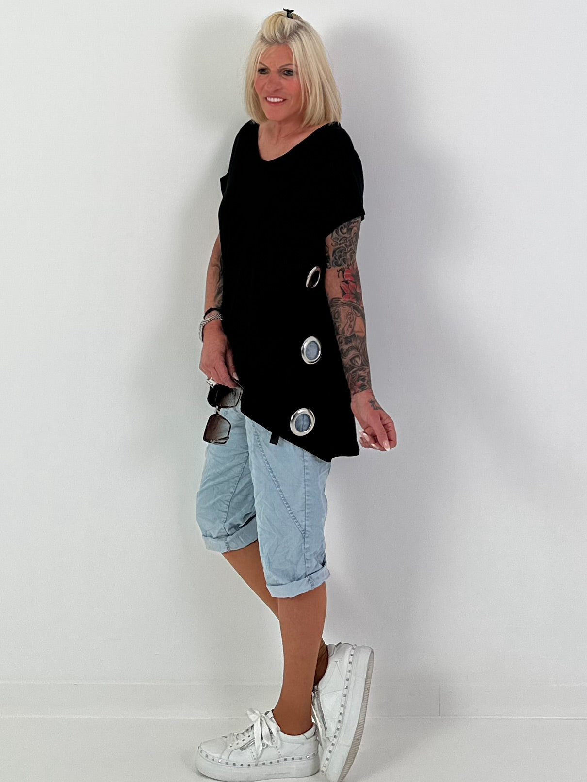 T-Shirt with side eyelets - black