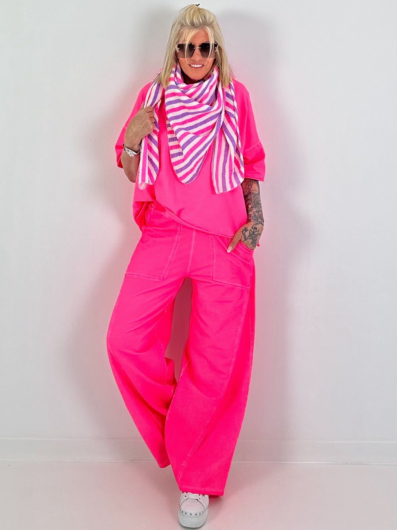 Sweatpants with large side pockets - neon pink