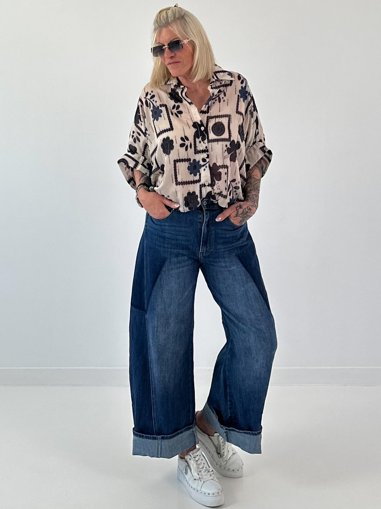 Leichte oversized Bluse mit Muster - beige- schwarz-blau