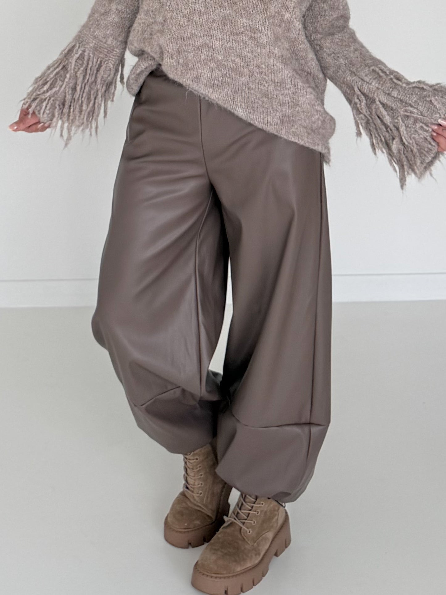 Vegane Lederhose 2 Looks - taupe