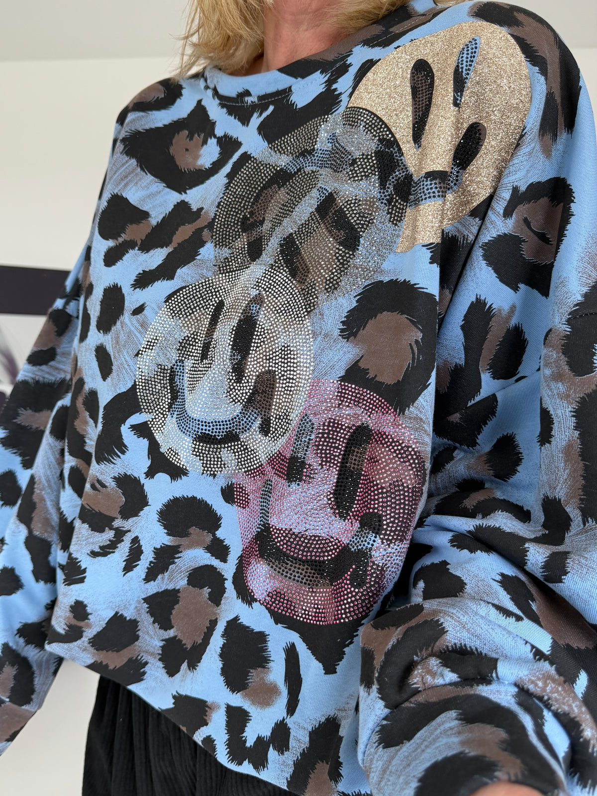 Sweater in all-over leopard print with rhinestone and glitter smileys - light blue-multicolored