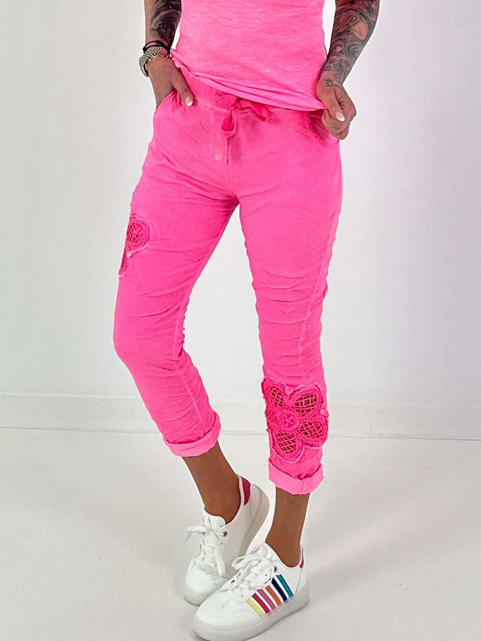 Broek met gehaakte bloemen - neonroze