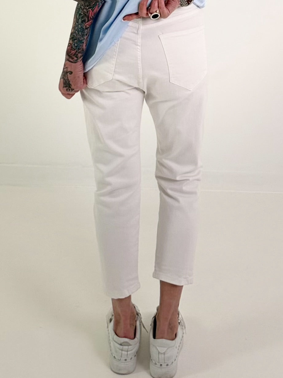 Boyfriend Jeans mit Häkeleinsätzen und Patch - weiss