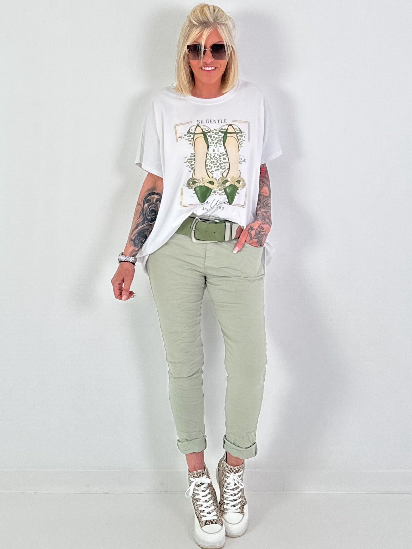 T-Shirt mit Schuhprint - weiss-khaki