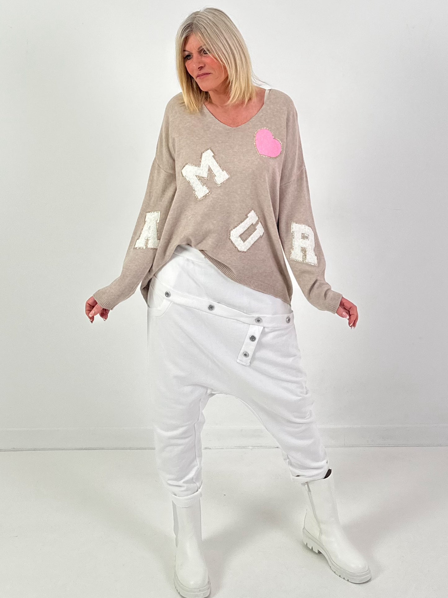 Strickpullover Model "Amour Dreams" - beige ( lieferbar ab ca. 09.12.25)