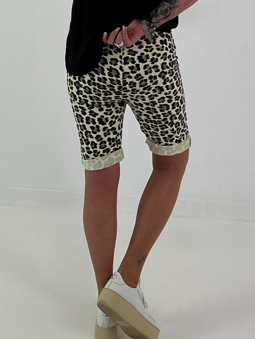 Kurze Hose im Leo Look- gelb
