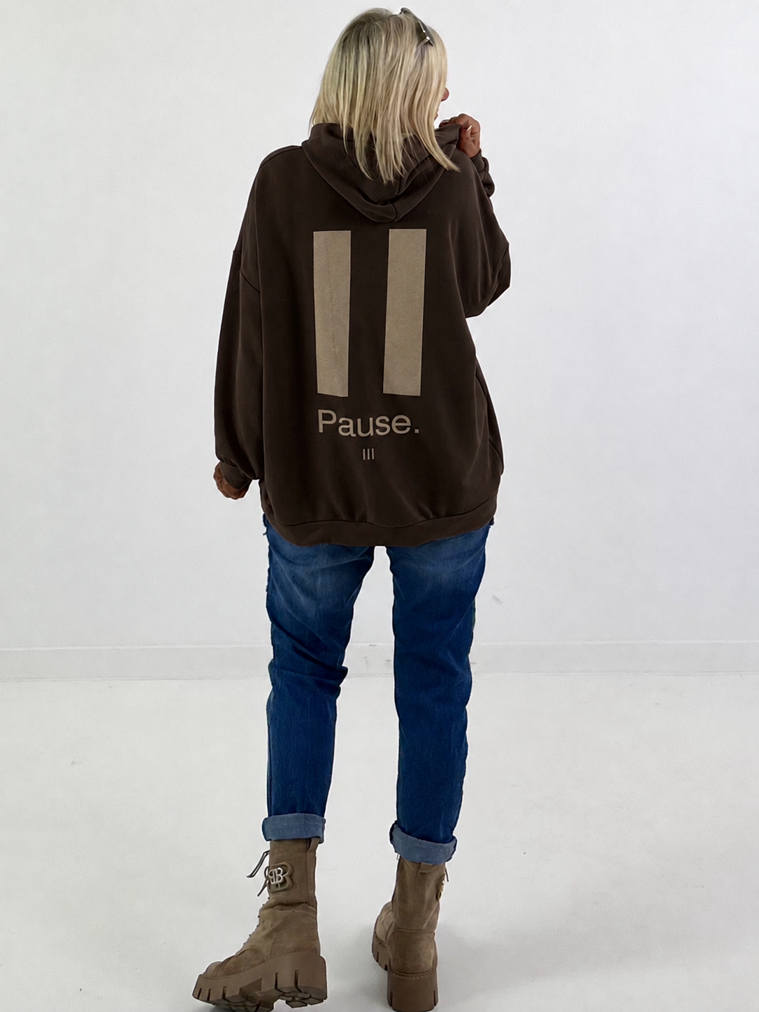 Lässiger Hoodie mit Statement Rückenprint "Pause" - mokka