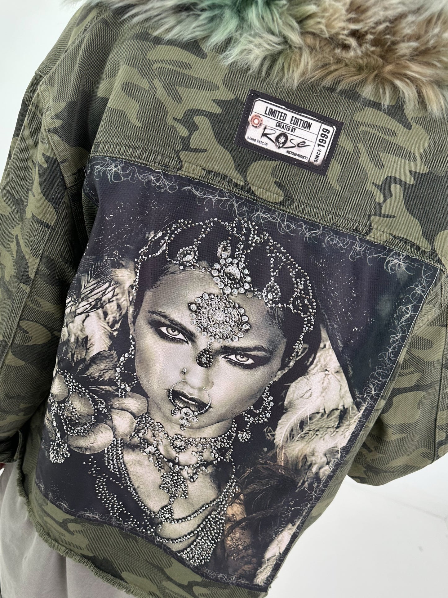 Stylische Jacke mit Fellkragen und großem Rückenpatch - camouflage