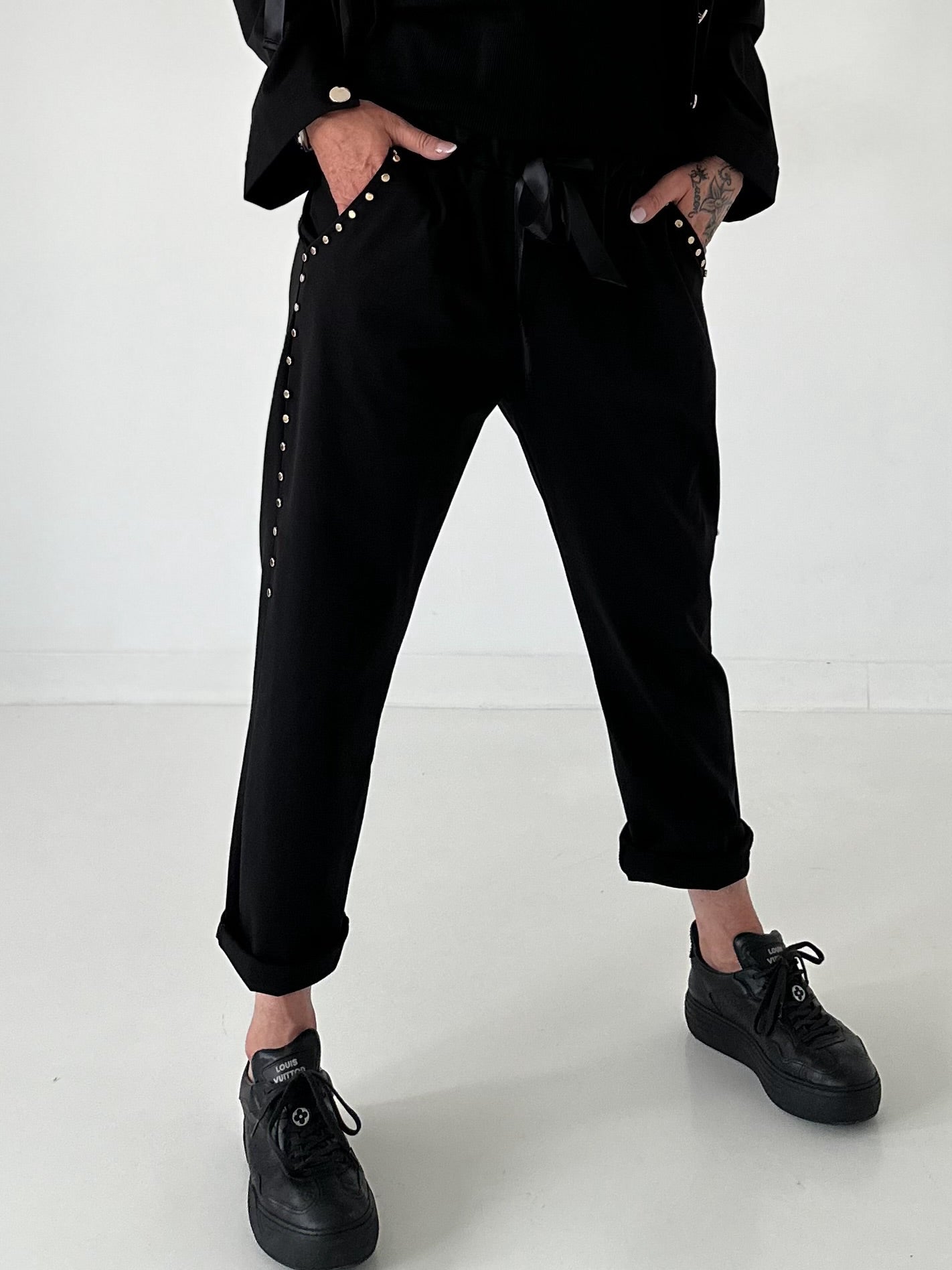 Hose mit goldenen Nieten-Details - schwarz