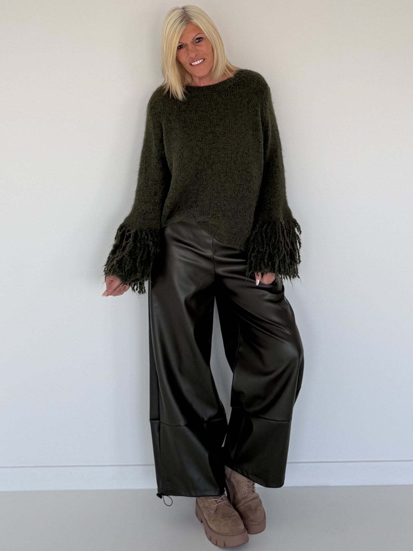 Kuschliger Pullover mit Fransen-Details - oliv