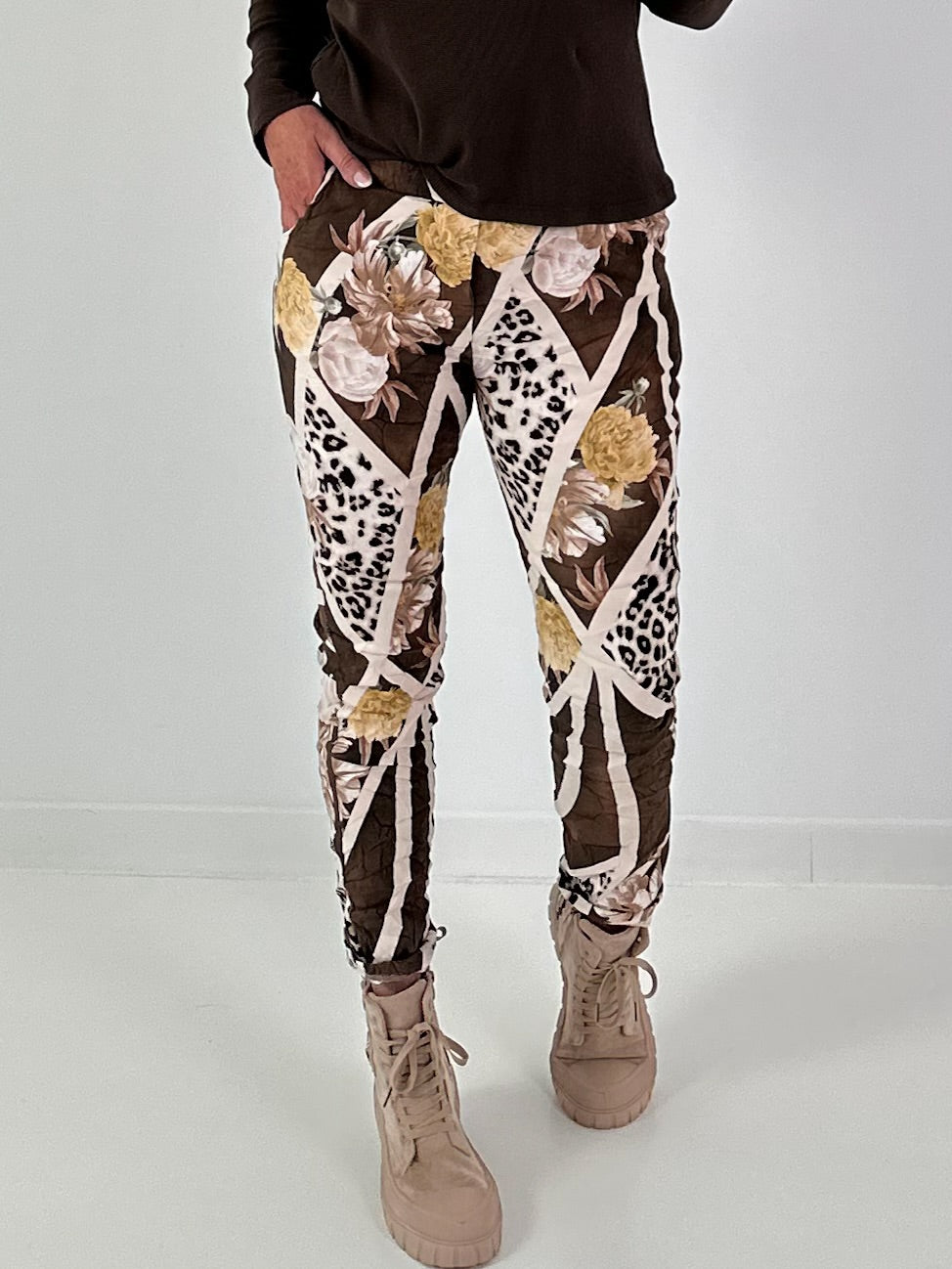 Hose in Wildleder-Optik mit Print Mix - leo - mokka
