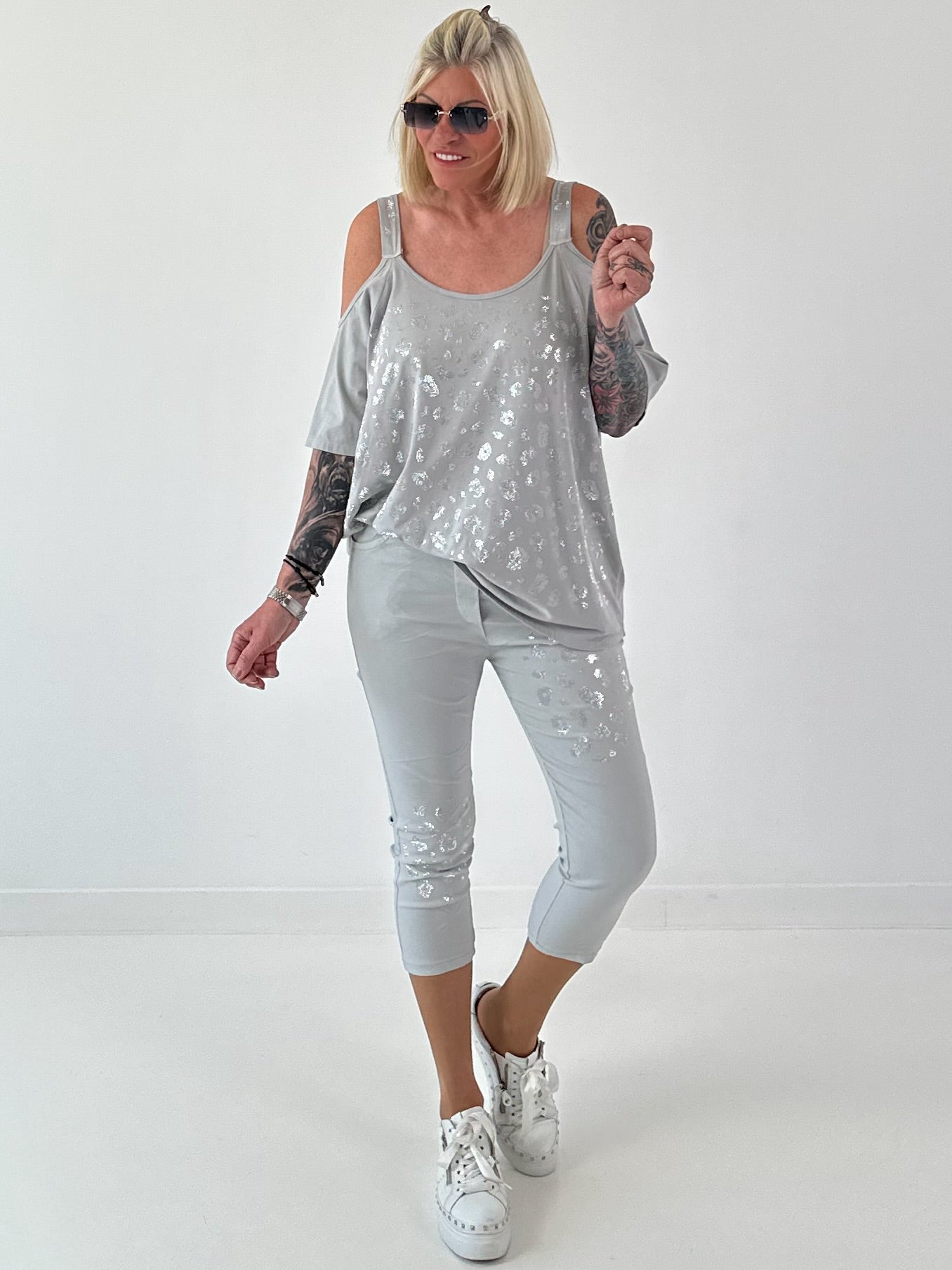 Shirt mit Cold Shoulder und Leo Strass - hellgrau