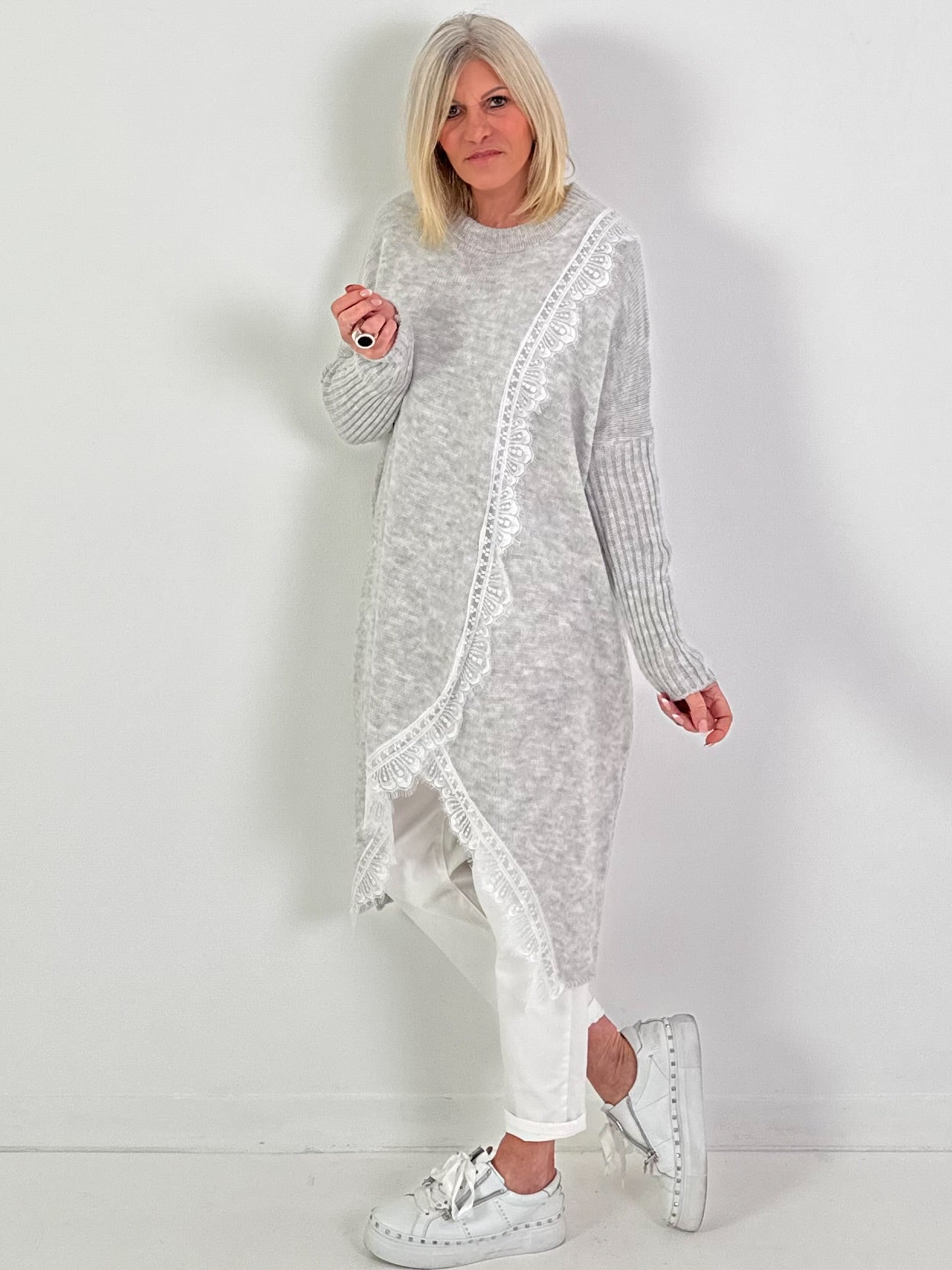 Longpullover Modell "Lumina Lace" - hellgrau