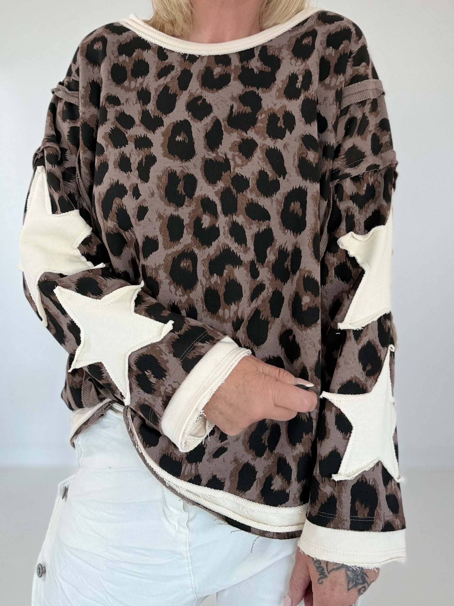 Sweatshirt mit All Over Leo-Print und trendigen Sternelementen - taupe