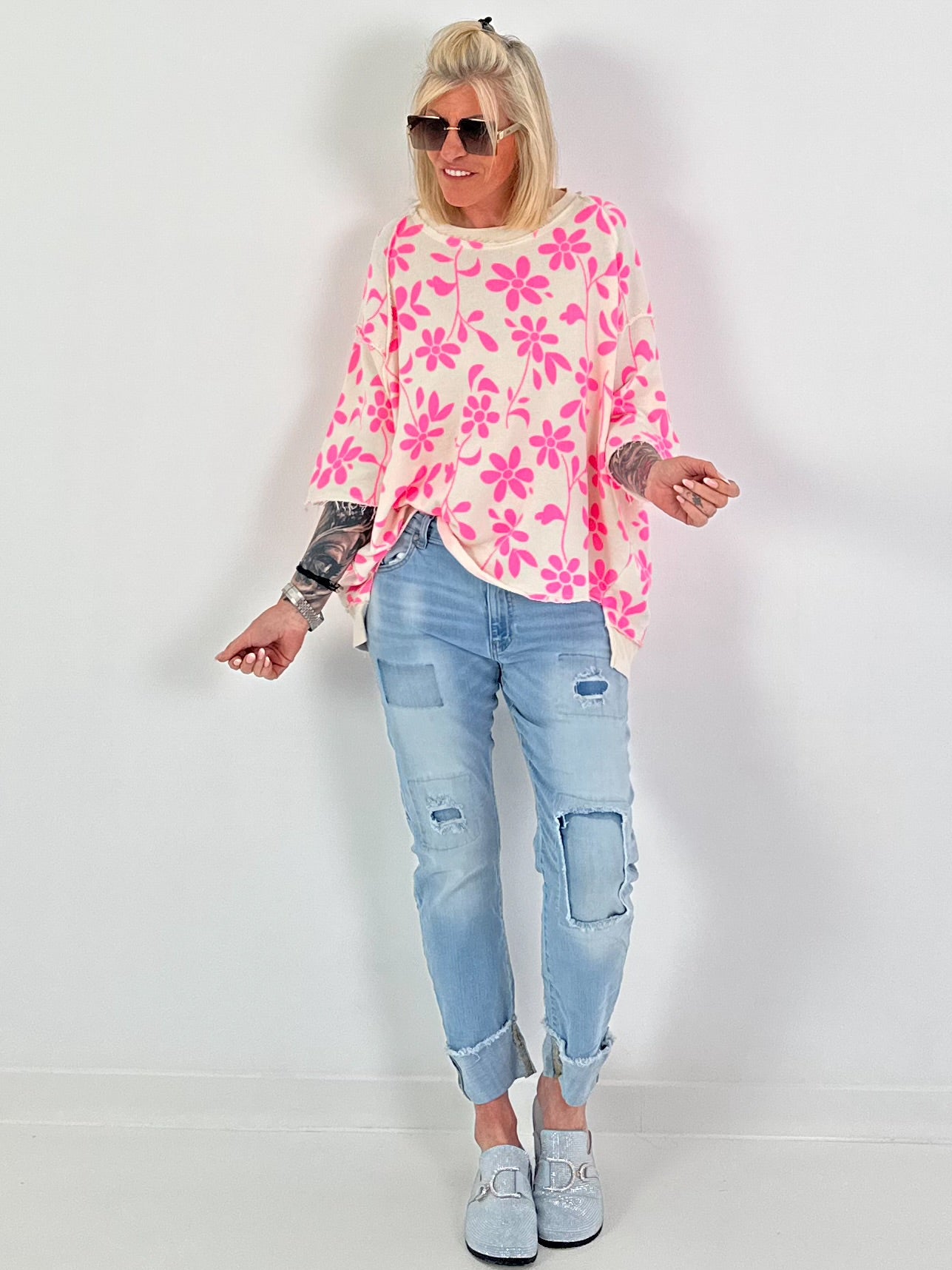 Sweater with all-over floral print - beige-pink