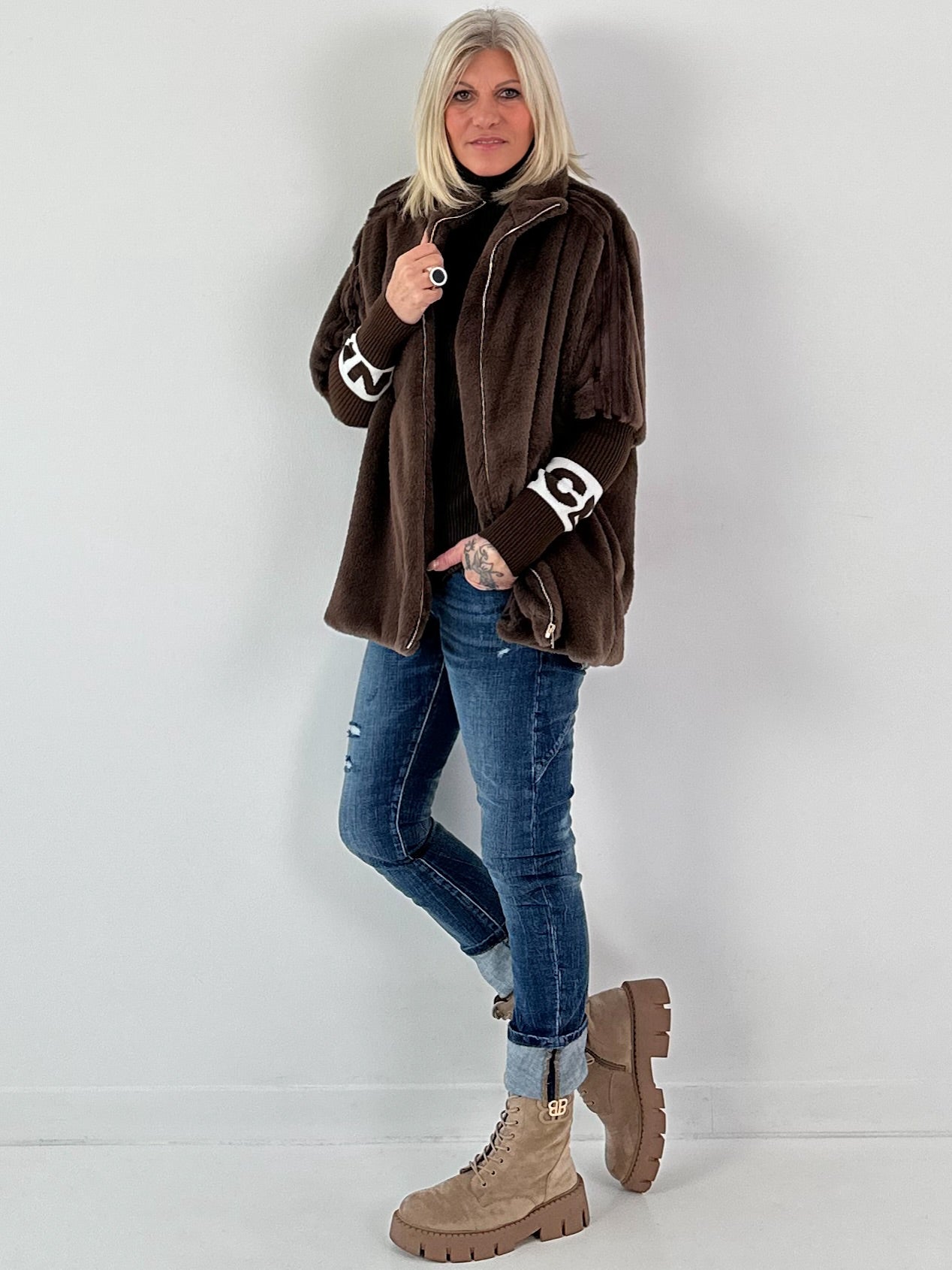 Bontjas met gebreide mouwen, model "Fluffline" - chocolade